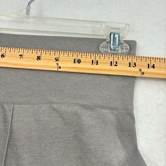 Lululemon Crop Capri Leggings Size 6 Gray Textured Ribbed Compression - Picture 9 of 12